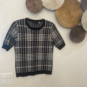 T Tahari color block short sleeve sweater in black and white plaid‎ size small